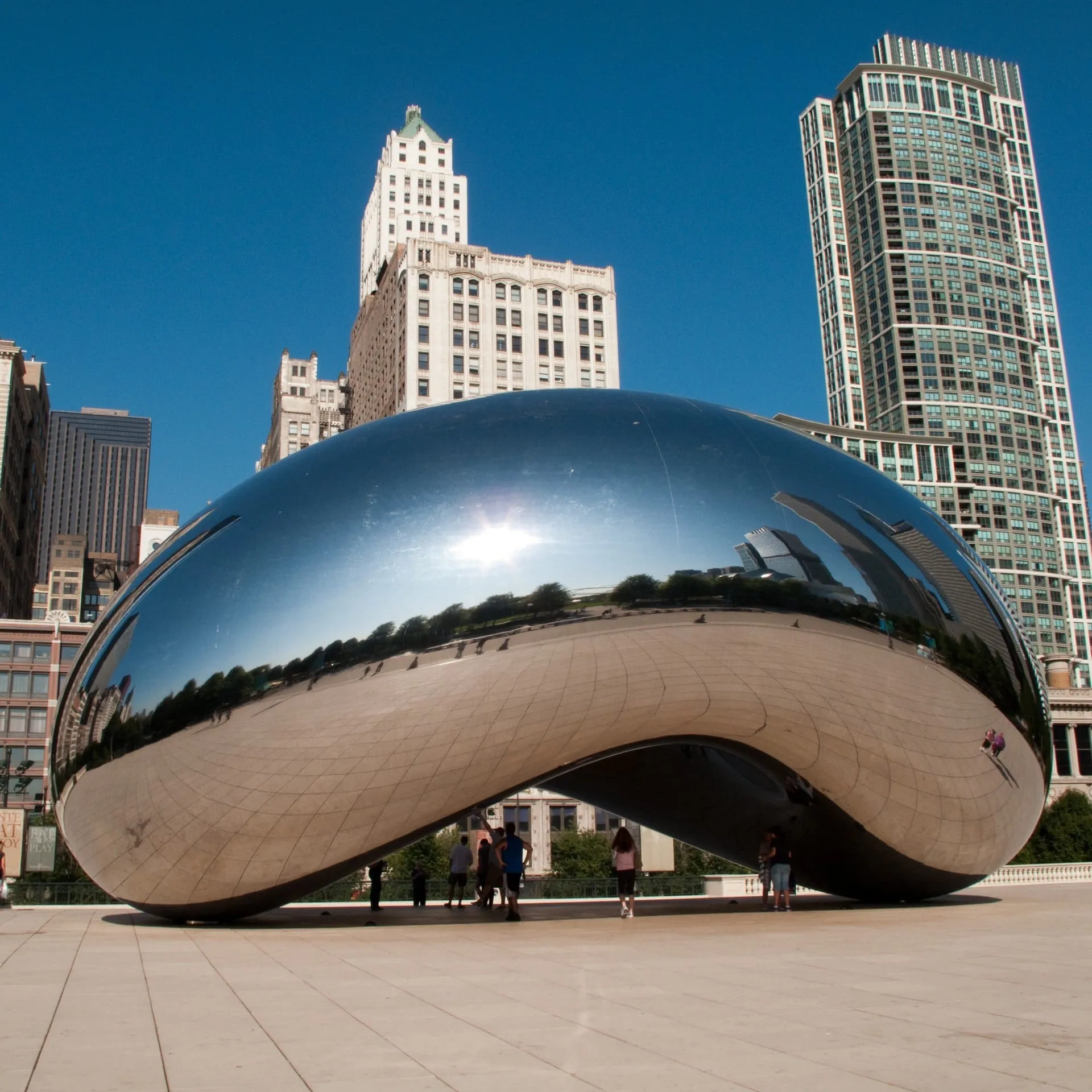 Die spiegelnde "Bean"-Skulptur im Millennium Park vor der Skyline.
