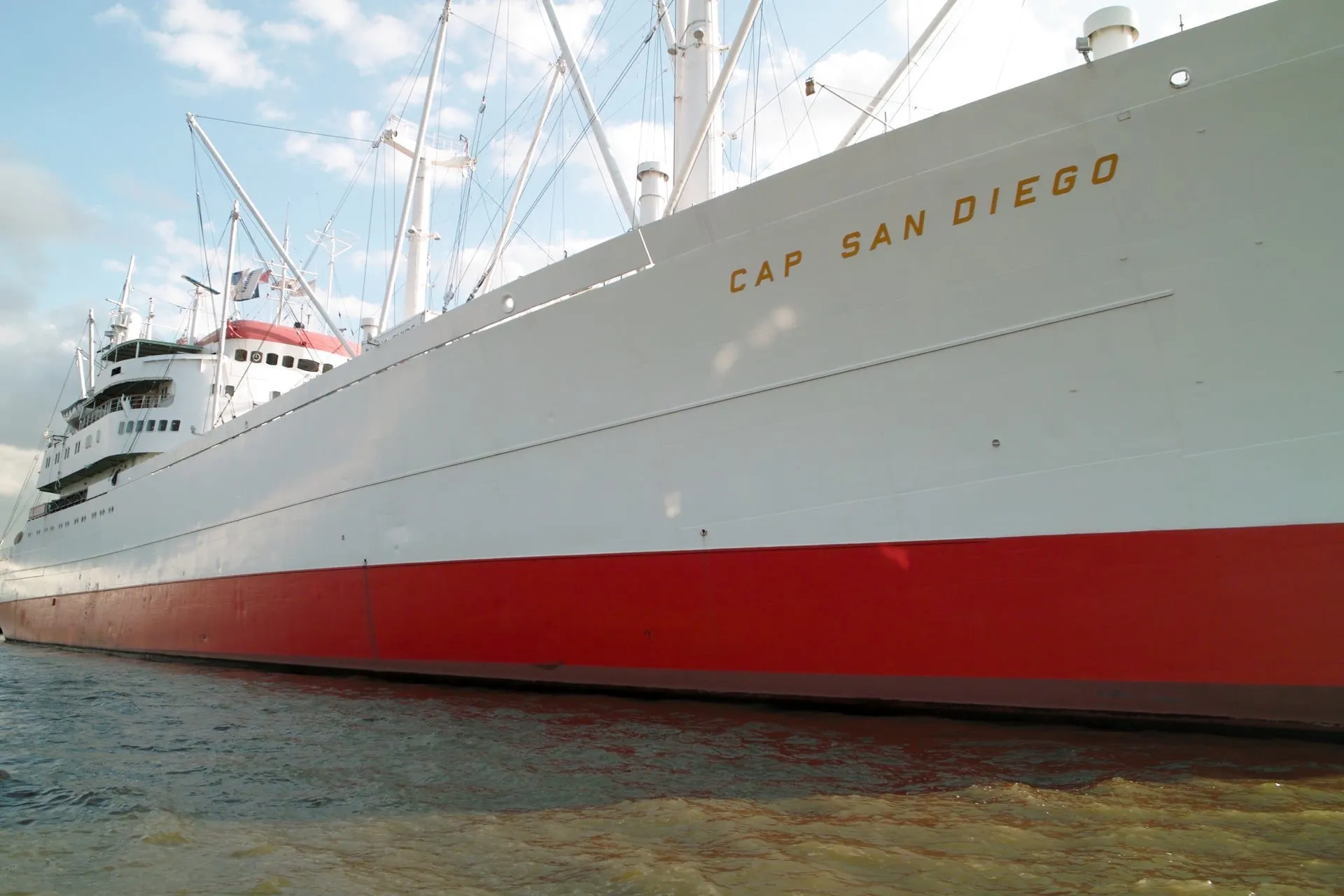 Bug des Museumsschiffs "Cap San Diego" mit weiss-rotem Rumpf im Hafen.