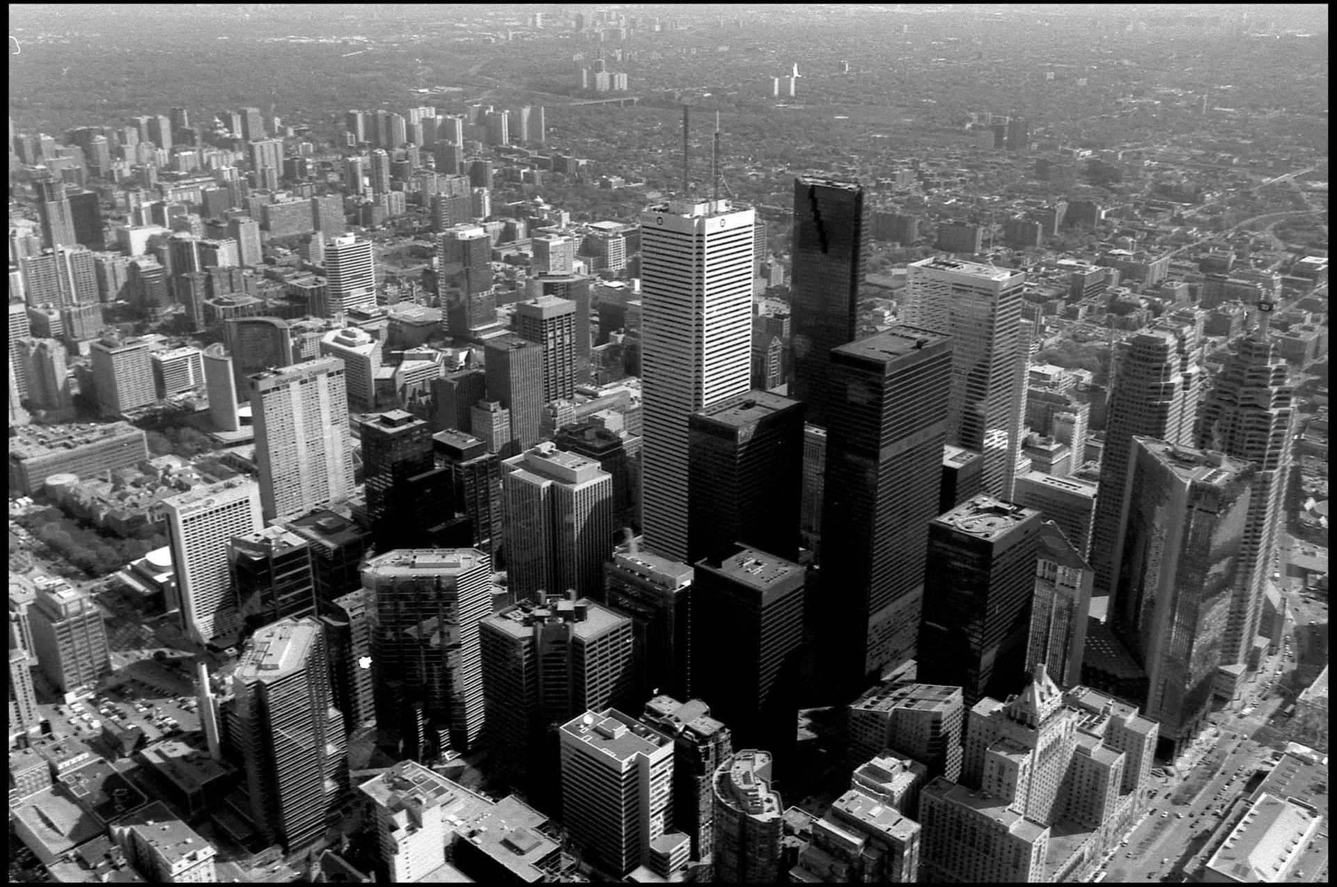 Schwarzweiss-Luftaufnahme der dichten Hochhaus-Skyline von Toronto.